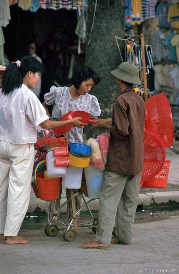 Một gánh hàng rong trên phố, 1991.